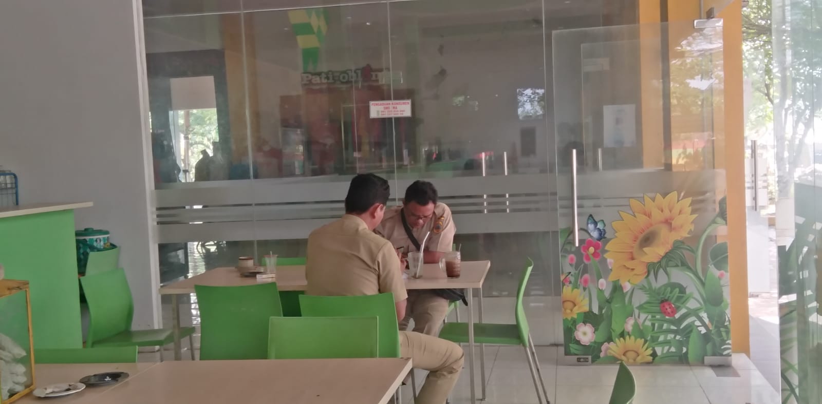 Dua orang tengah menikmati kuliner di foodcourt Plaza Pragolo Store Pati, Selasa (21/6/2022)