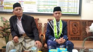 Samsulhuda Budi Musthofa bersama anaknya Ahmad Husni Mubarak Yasin saat wawancara dengan wartawan Samin News