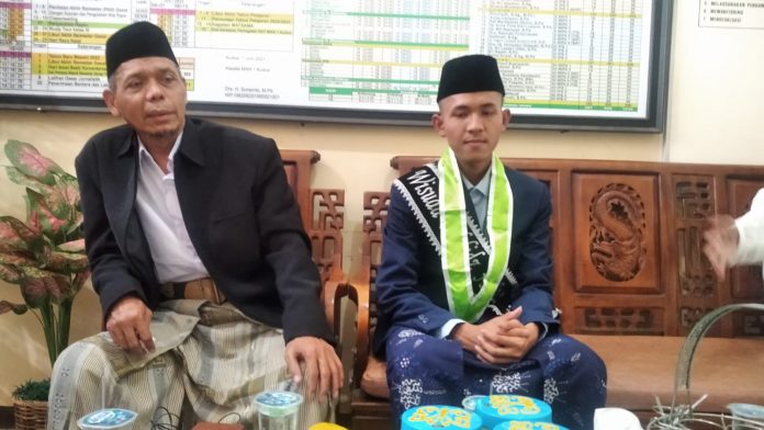 Samsulhuda Budi Musthofa bersama anaknya Ahmad Husni Mubarak Yasin saat wawancara dengan wartawan Samin News Samsulhuda Budi Musthofa bersama anaknya Ahmad Husni Mubarak Yasin saat wawancara dengan wartawan Samin News