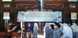 Bupati Hartopo saat melantik Ketua IWAPI Kudus Noor Hani’ah di Pendopo Kabupaten Kudus