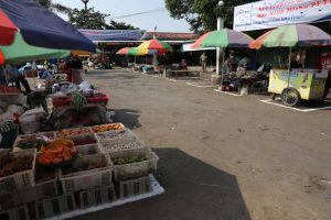 Sejumlah pedagang menjajakan dagangannya di Pasar Puri Baru Pati