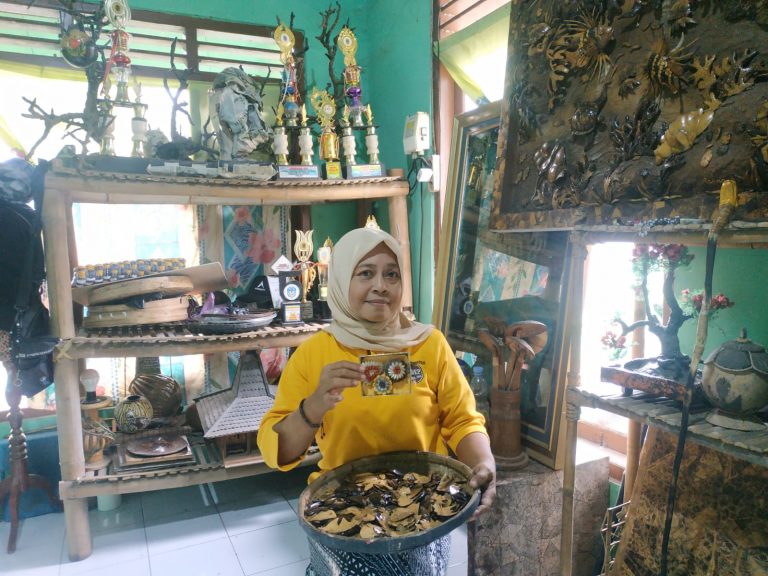 Cerita Pemilik Nagallery Art, Tekuni Kerajinan Daun Sirsat hingga Batok