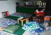 Zaenal Muhlisin tengah mengukir sandal beragam gambar