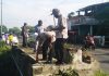 Anggota DPRD Pati dari Fraksi Partai PKB, Haryono saat mendampingi DPUTR melakukan survei jembatan kembar di Desa Langgenharjo, Kecamatan Juwana, Kamis (23/6/2022)
