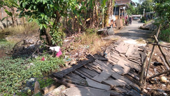 Kondisi sungai yang dangkal dan keruh Kondisi sungai yang dangkal dan keruh