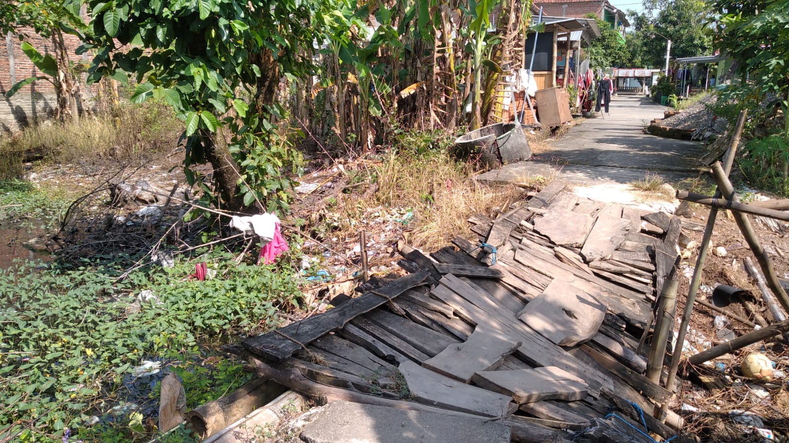 Kondisi sungai yang dangkal dan keruh