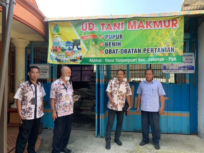 Jajaran pegawai dari Bidang Perdagangan saat pengawasan pupuk di Tanjungsari, Kecamatan Jakenan