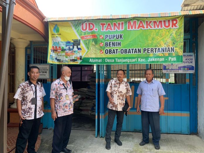 Jajaran pegawai dari Bidang Perdagangan saat pengawasan pupuk di Tanjungsari, Kecamatan Jakenan Jajaran pegawai dari Bidang Perdagangan saat pengawasan pupuk di Tanjungsari, Kecamatan Jakenan