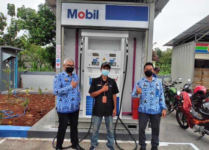 Pegawai UPT Metrologi saat melakukan tera ulang di stasiun Mobil dan SPBU