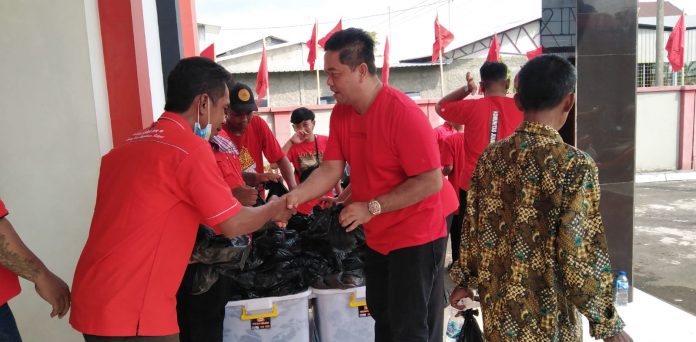 Ketua DPC PDI Perjuangan Pati, Ali Badrudin memberikan ikan kepada kadernya