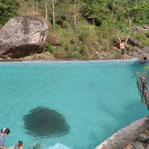 Pengunjung menikmati kolam renang Wisata Lenk Dopank