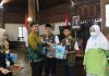Penyerahan piala dan piagam oleh Arif Hidayatullah selaku juri fun coding scratch.