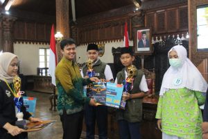 Penyerahan piala dan piagam oleh Arif Hidayatullah selaku juri fun coding scratch.