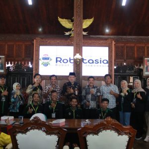 Foto bersama Team Robotasia dengan PLT Dinas Pendidikan Pemuda dan Olah Raga Kabupaten Jepara (Ali Hidayat) Wakil Rektor 3 Unisnu Jepara (Gun Sudiryanto), Ketua LP Ma'arif Jepara (Fathul Huda) dan CEO PT. RACER ROBOT INDONESIA (Firdiansyah)