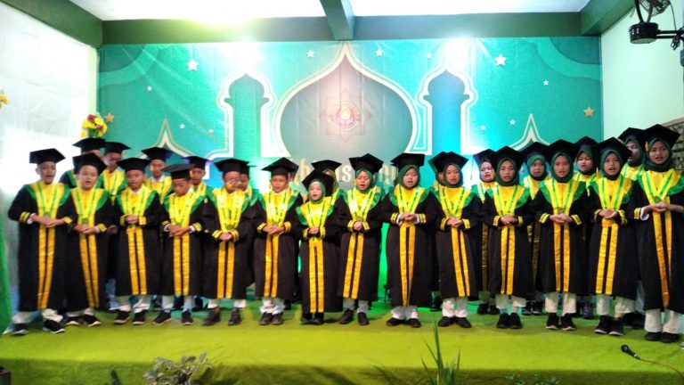 Prosesi Wisuda MI NU Hidayatullah Mustafidin Dawe Kudus yang ke-51 Berjalan Lancar