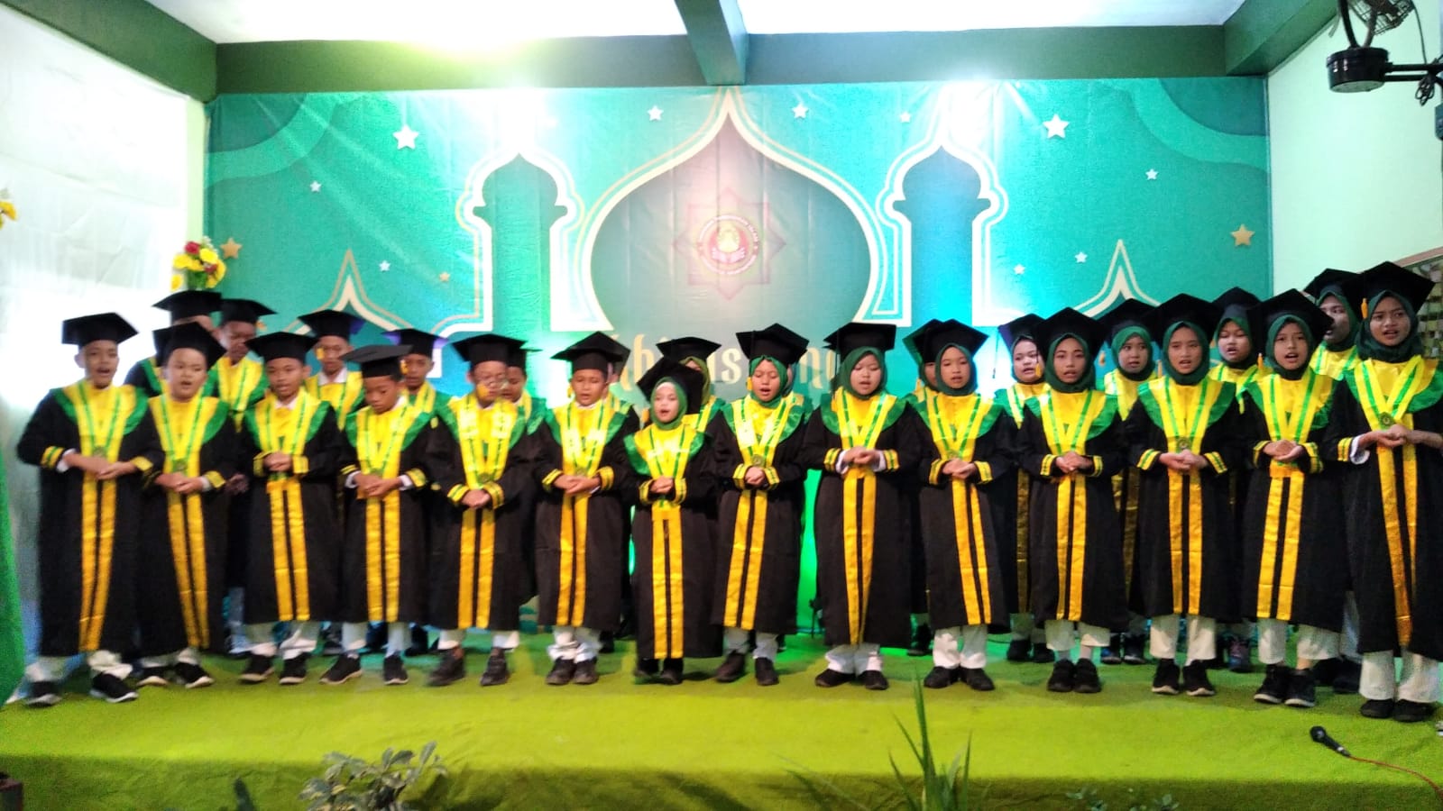 Wisuda MI NU Hidayatullah Mustafidin Dawe Kudus yang ke-51