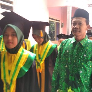 Kirab Wisuda Kelas 6 Bersama Dengan Kepala Sekolah MI NU Hidayatullah Mustafidin