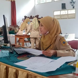 Petugas saat di loket verifikasi berkas di SMA Negeri 1 Pati