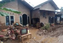 Banjir bandang di Tunjungrejo menyebabkan tanggul jebol yang mengakibatkan 26 rumah milik warga rusak