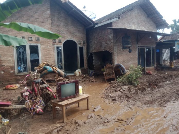 Banjir bandang di Tunjungrejo menyebabkan tanggul jebol yang mengakibatkan 26 rumah milik warga rusak