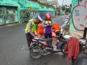 Polisi Menindak Pengendara yang Melanggar Aturan Lalu Lintas Selama Operasi Patuh Candi 2022