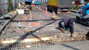Para pekerja sedang melakukan Bekisting diruas Jembatan Tanggulangin, Foto : Adam Naufaldo