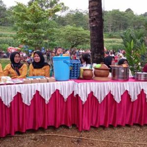 Kelompok Wanita Tani berjejer menjajakan dagangan makanan khas Desa Kepuk