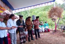 Pembukaan Festival Memeden Gadhu serentak dibuka oleh para Dinas Pemerintahan, para seniman, dan para budayawan yang hadir dengan menarik tali yang terhubung dengan gadhu atau orang-orangan sawah