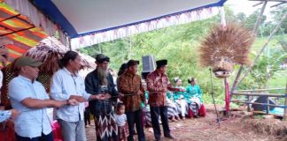 Pembukaan Festival Memeden Gadhu serentak dibuka oleh para Dinas Pemerintahan, para seniman, dan para budayawan yang hadir dengan menarik tali yang terhubung dengan gadhu atau orang-orangan sawah