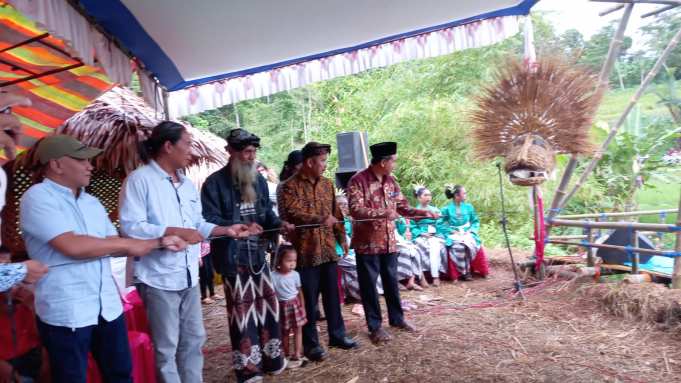 Pembukaan Festival Memeden Gadhu serentak dibuka oleh para Dinas Pemerintahan, para seniman, dan para budayawan yang hadir dengan menarik tali yang terhubung dengan gadhu atau orang-orangan sawah