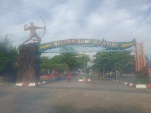 Stadion Gelora Bumi Kartini yang sore tadi selesai dibenahi dan telah dipasang bendera merah putih