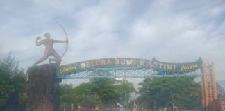 Stadion Gelora Bumi Kartini yang sore tadi selesai dibenahi dan telah dipasang bendera merah putih
