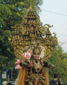 Salah satu kaya Bayu, baju carnival motf Candi Angin yang dikenakan oeh putrinya, Luna