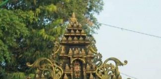 Salah satu kaya Bayu, baju carnival motf Candi Angin yang dikenakan oeh putrinya, Luna