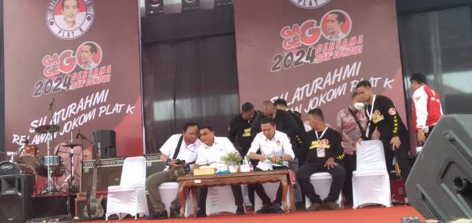 Moeldoko yang hadir dipanggung utama Silaturahmi Relawan Jokowi Plat K di Stadion Kamal Junaidi Jepara.