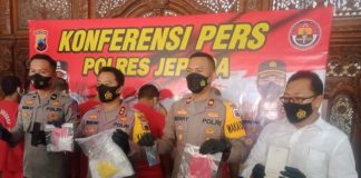 Kapolres Jepara AKBP Warsono, SH., SIK., MH, dalam konferensi pers di Lobby Mapolres Jepara, Senin (20/6/2022) siang. Turut mendampingi Wakapolres Jepara, Kasatres Narkoba dan Kanit Humas Polres Jepara.