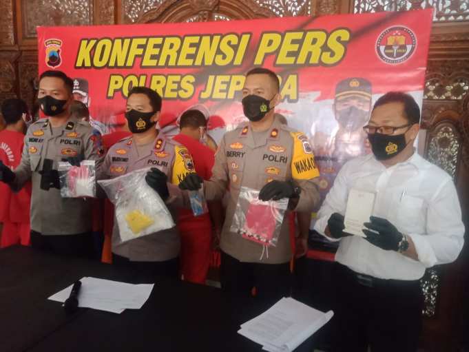 Kapolres Jepara AKBP Warsono, SH., SIK., MH, dalam konferensi pers di Lobby Mapolres Jepara, Senin (20/6/2022) siang. Turut mendampingi Wakapolres Jepara, Kasatres Narkoba dan Kanit Humas Polres Jepara.