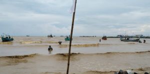 Nelayan Desa Banyutowo tengah mendarat dari menyang (melaut)