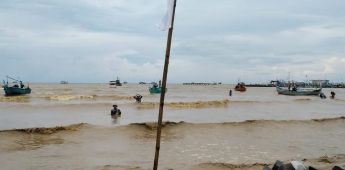 Nelayan Desa Banyutowo tengah mendarat dari menyang (melaut) Nelayan Desa Banyutowo tengah mendarat dari menyang (melaut)