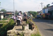 Kegiatan survei dan pengukuran jembatan kembar di Desa Langgenharjo, Kecamatan Juwana oleh DPUTR Pati
