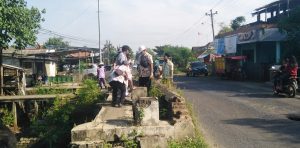 Kegiatan survei dan pengukuran jembatan kembar di Desa Langgenharjo, Kecamatan Juwana oleh DPUTR Pati