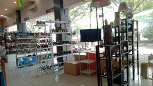 Etalase produk-produk UMKM di dalam Plaza Pragolo