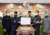 jajaran eksekutif dan legislatif foto bersama usai penandatanganan Raperda pertanggungjawaban pelaksanaan APBD tahun 2021