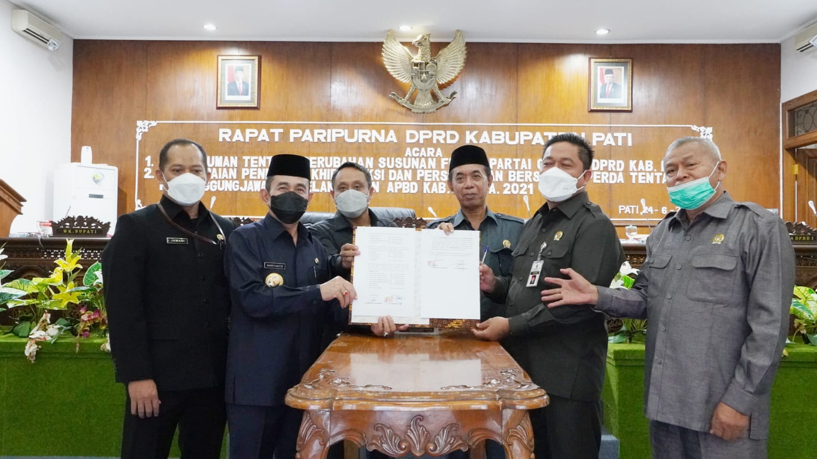 jajaran eksekutif dan legislatif foto bersama usai penandatanganan Raperda pertanggungjawaban pelaksanaan APBD tahun 2021