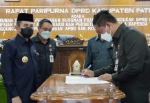 Ketua DPRD Pati, Ali Badrudin menandatangani persetujuan Raperda pertanggungjawaban pelaksanaan APBD Kabupaten Pati tahun 2021