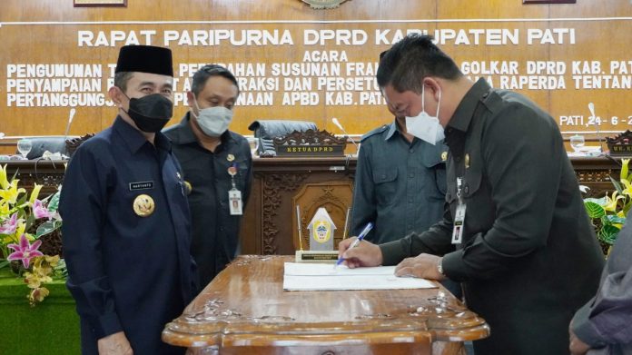 Ketua DPRD Pati, Ali Badrudin menandatangani persetujuan Raperda pertanggungjawaban pelaksanaan APBD Kabupaten Pati tahun 2021