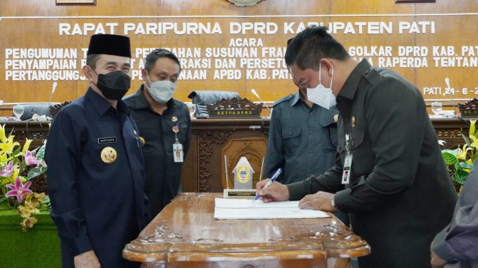 Ketua DPRD Pati, Ali Badrudin menandatangani persetujuan Raperda pertanggungjawaban pelaksanaan APBD Kabupaten Pati tahun 2021 Ketua DPRD Pati, Ali Badrudin menandatangani persetujuan Raperda pertanggungjawaban pelaksanaan APBD Kabupaten Pati tahun 2021