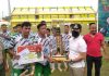 Bupati Kudus Hartopo Menyerahkan Piala Kepada Tim Pondok Pesantren (Ponpes) Al-Ma’ruf yang Mendapatkan Juara Pertama di Liga Santri 2022.(Foto : Adam Naufaldo)