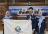 Foto bersama sekaligus penyerahan bendera UKM ORSHA kepada ketua & wakil ketua terpilih.