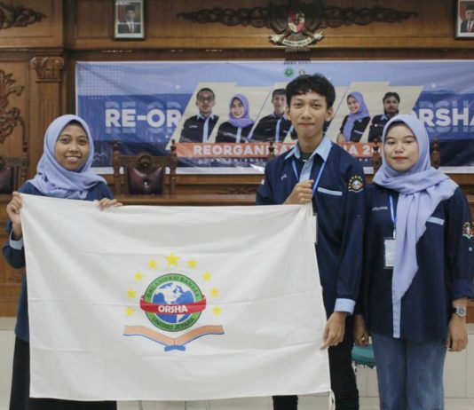 Foto bersama sekaligus penyerahan bendera UKM ORSHA kepada ketua & wakil ketua terpilih.